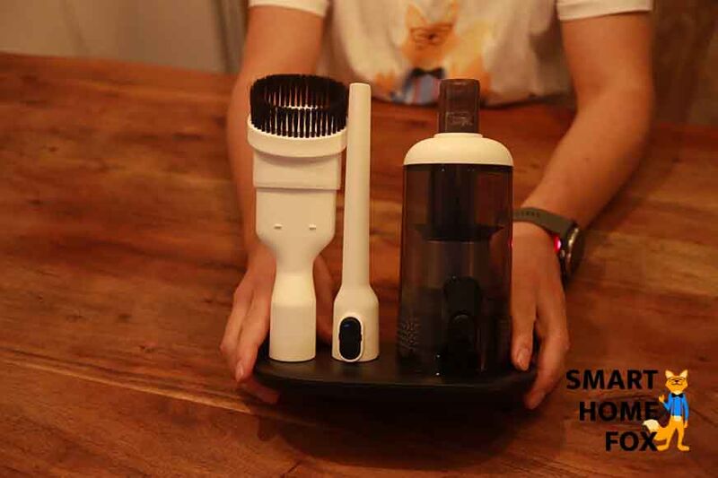 Man sieht das Zubehör für den Umbau zum Handsauger.